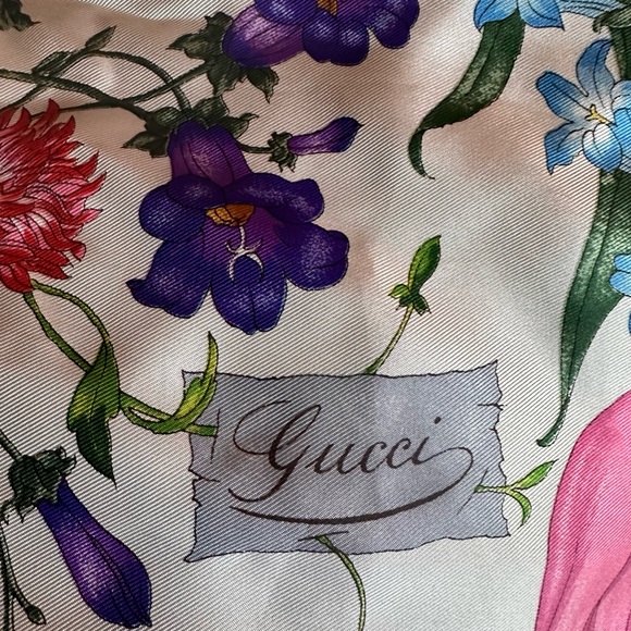 Like new Vintage Gucci Scarf. I bought it and wore it once. Beautiful design! - Picture 9 of 9